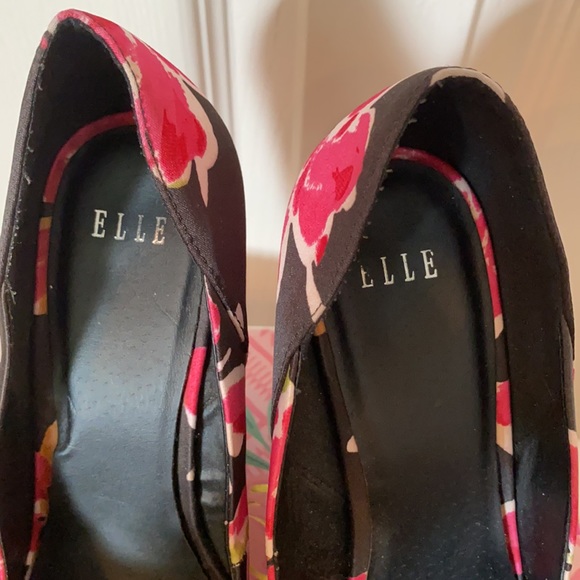 🎓$10/CollegeBlowoutSale!📚-Regularly$15
Elle- satin butterfly wedges - Picture 8 of 9